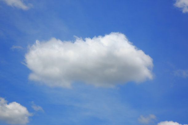 白云和蓝天。自然的天空背景。图片下载