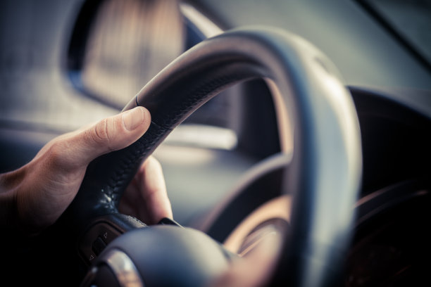 手放在方向盘上图片下载