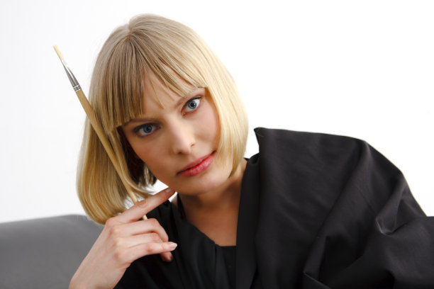 拿着刷子的年轻女子图片下载