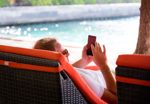 休闲度假的男人图片下载