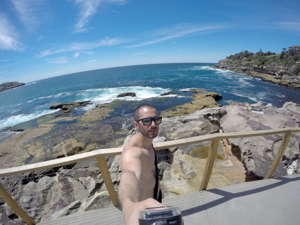 一名男子在澳大利亚悉尼的曼利海滩自拍图片下载