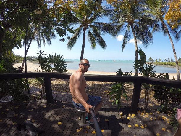 澳大利亚昆士兰，一名男子在Airlie海滩自拍图片下载