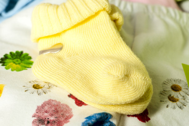 彩色粉色背景的婴儿棉袜。俯视图图片下载