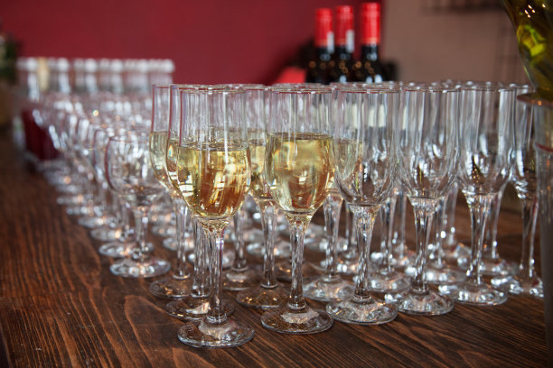 自助餐桌上放着许多杯白葡萄酒。软聚焦，选择性聚焦图片下载