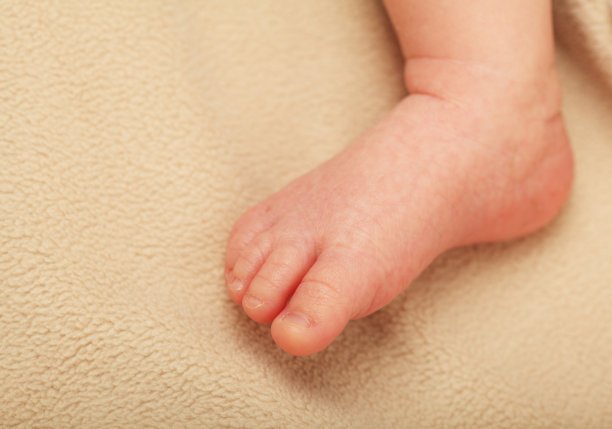 婴儿脚踩毯子图片下载