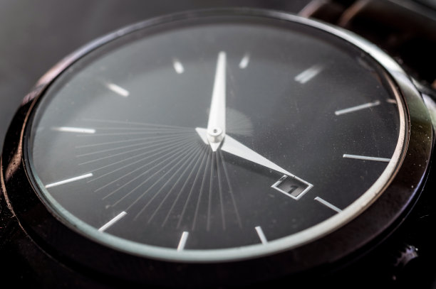 黑色腕表与秒指针指针移动，创造模糊和运动-时间，老化，浪费时间，期限概念和想法图片下载