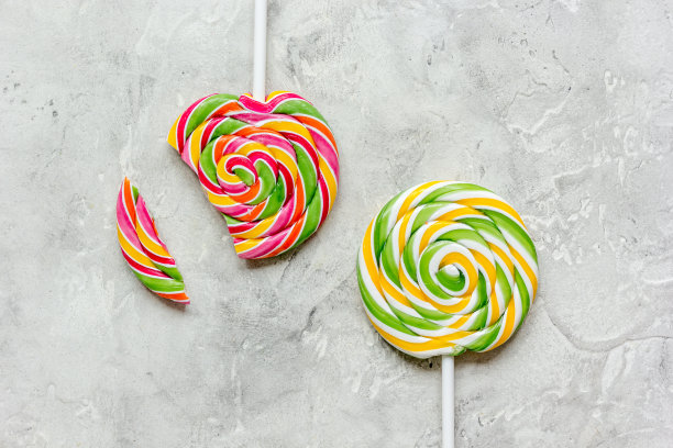 彩色糖果在灰色纹理背景上俯视图模拟图片下载