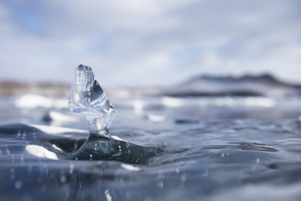 透明的浮冰上。冬天贝加尔湖湖图片下载