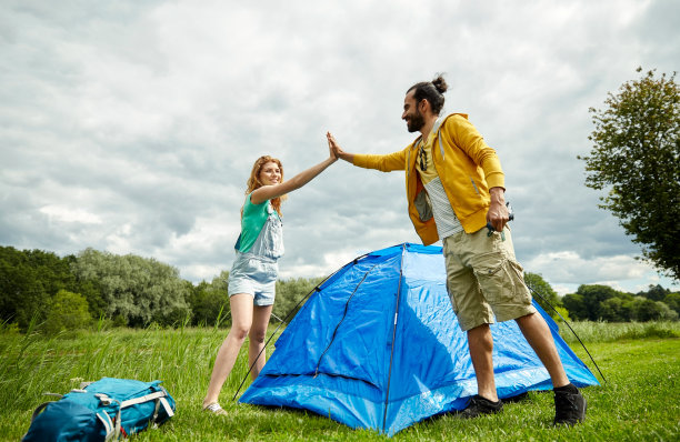 一对幸福的夫妇在户外搭帐篷图片下载