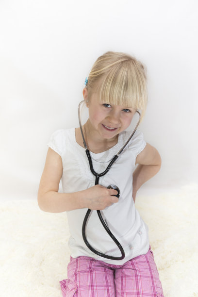 小女孩扮演医生。图片下载