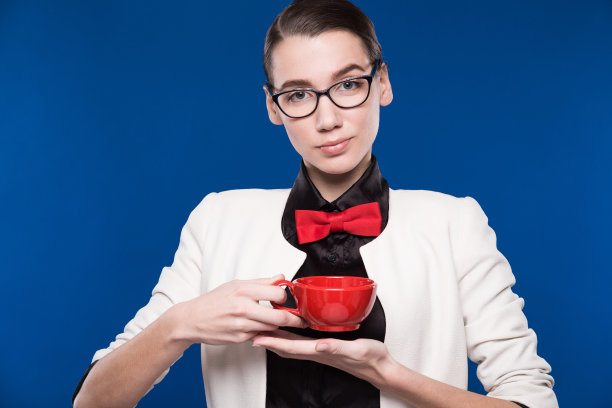 一个女孩的肖像，手里拿着红杯子图片下载