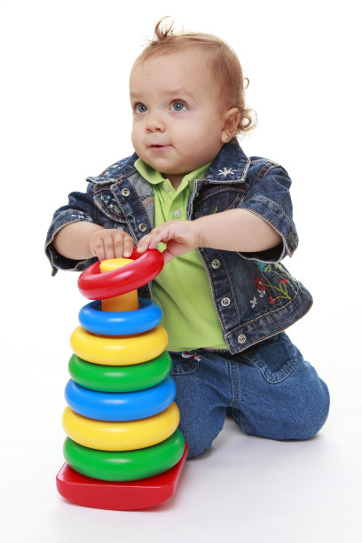 可爱的小女孩在玩塑料玩具圈图片下载