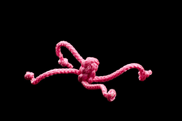 粉红色麻绳和结，孤立在黑色上图片下载