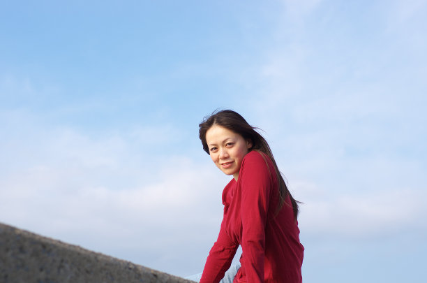 水泥墙上的亚洲女人图片下载