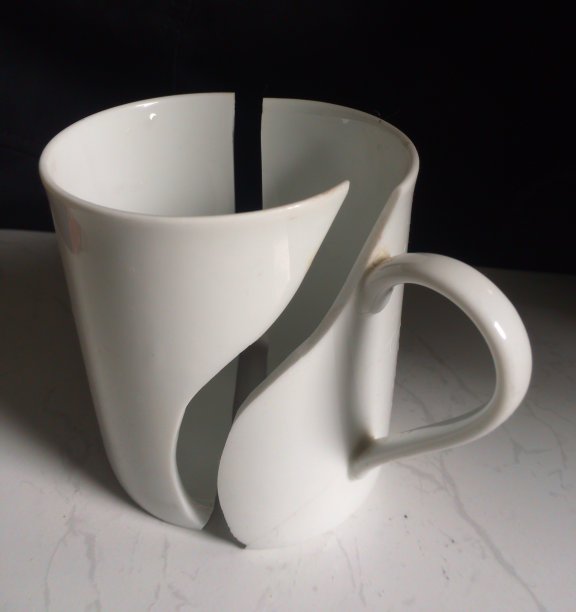 破碎的杯子图片下载