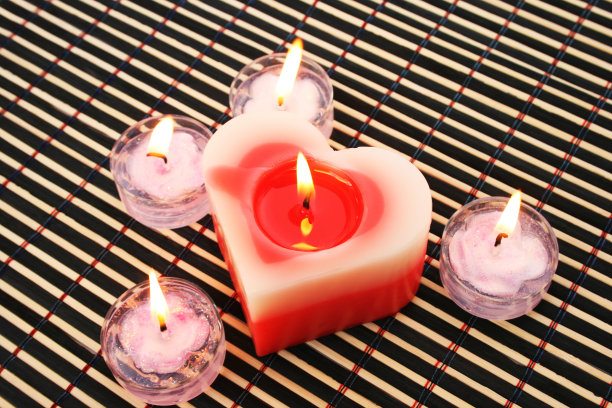 红色和粉色蜡烛图片下载