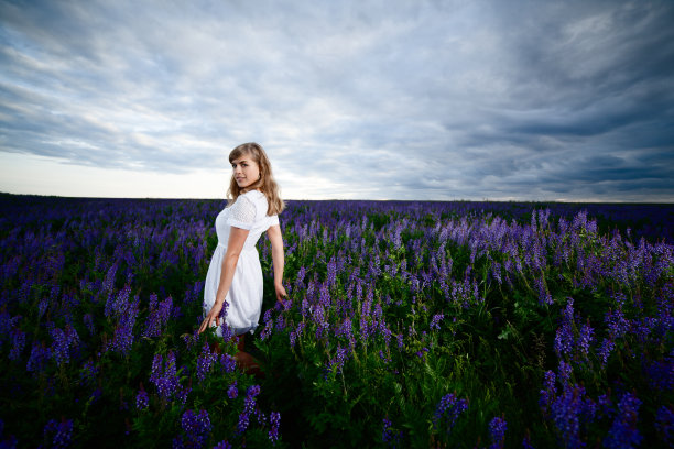 田野里的女人图片下载