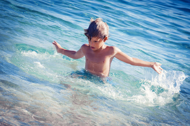 男孩在海里玩图片下载