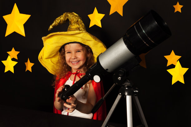 穿着天文望远镜的快乐女孩图片下载