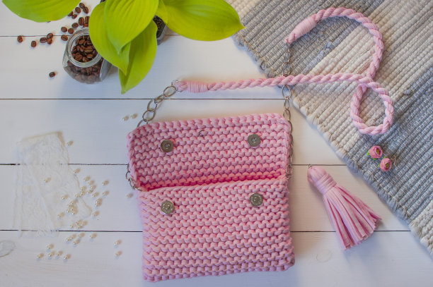 女性手提包手工粉红色的白色背景与一罐咖啡和珠子图片下载