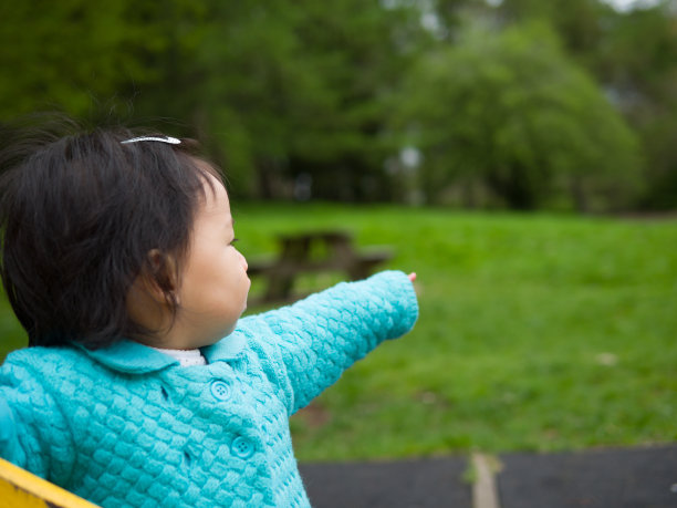 小女孩指着远方图片下载