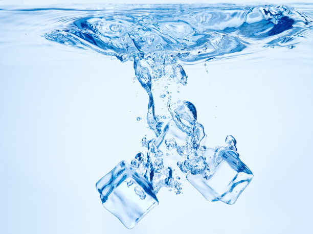 水中的冰块图片下载