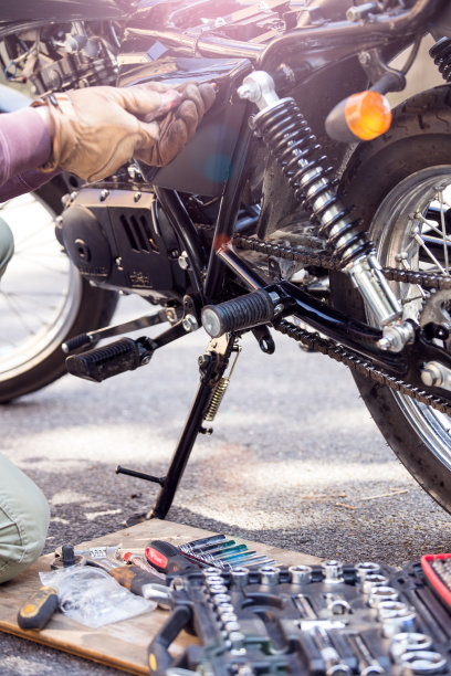 男人修理摩托车图片下载