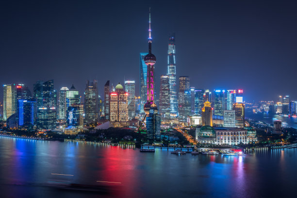 上海天际线全景，上海地标与黄浦江夜景图片下载