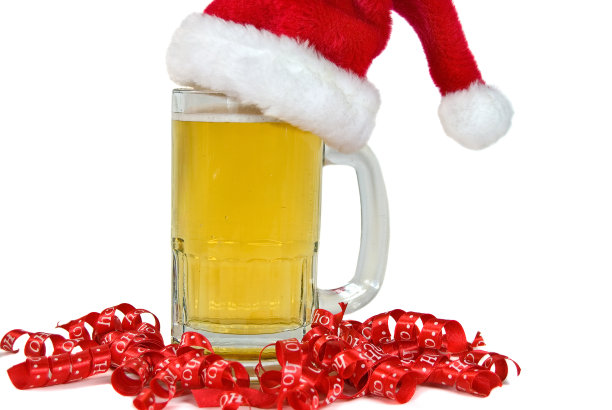 啤酒杯上的圣诞帽图片下载