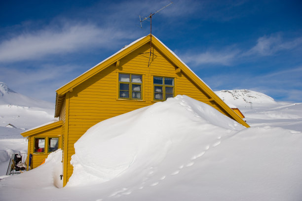 挪威的房子和很多雪图片下载