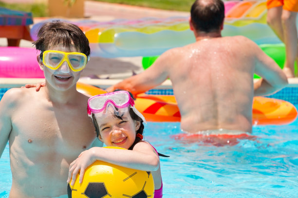 孩子们在游泳池图片下载