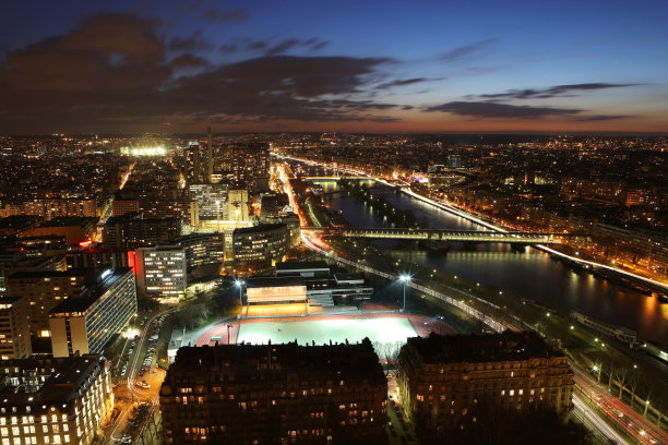 鸟瞰法国巴黎的黄昏图片下载