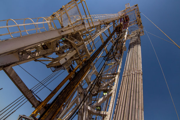 石油钻塔上的钻杆图片下载