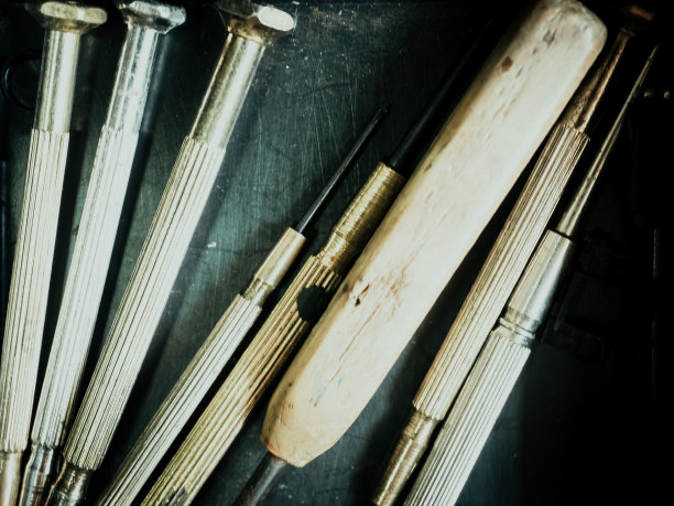 旧木制小螺丝刀和金黄铜螺丝刀套装在黑色的工具箱图片下载