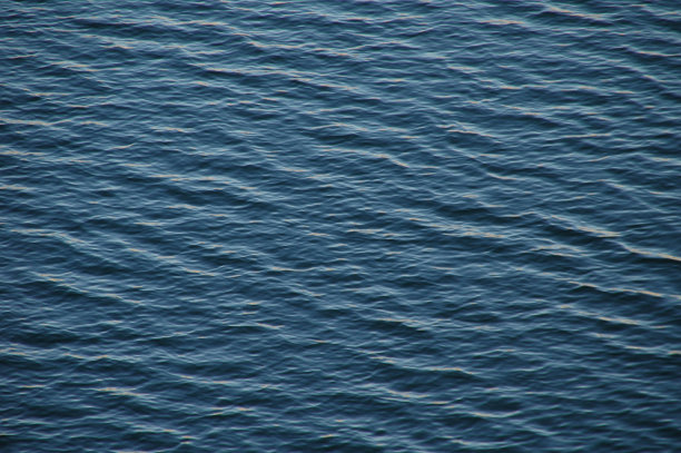 平静的日子里水面均匀图片下载