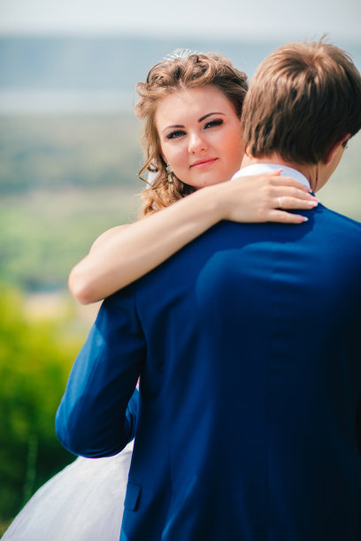 一对美丽的年轻夫妇在Windows的背景上摆姿势图片下载