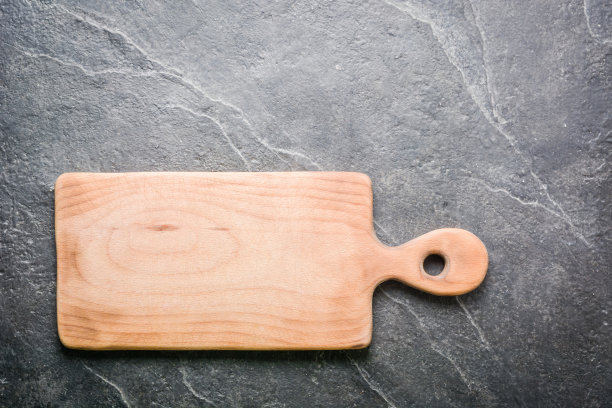 切菜板在黑色的石头桌面上图片下载