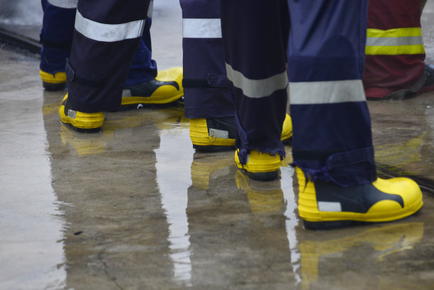 近距离消防队员鞋在行动消防员。图片下载