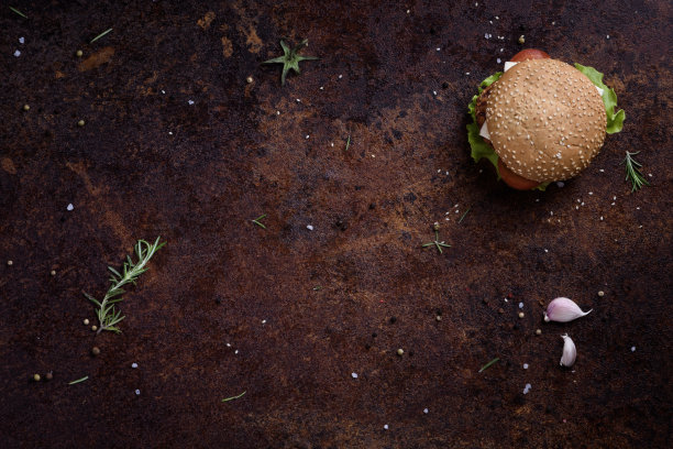 烤牛肉汉堡配生菜和蛋黄酱放在质朴的桌子或柜台上。图片下载