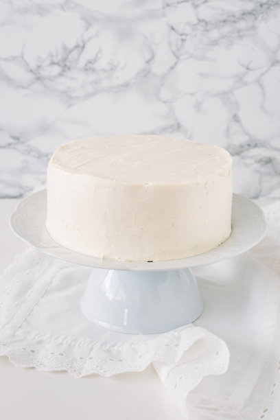 大理石背景上的全白色婚礼或生日无糖和无麸质蛋糕。素食食品的概念图片下载