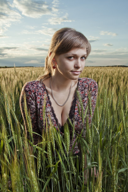 女孩坐在田野里图片下载