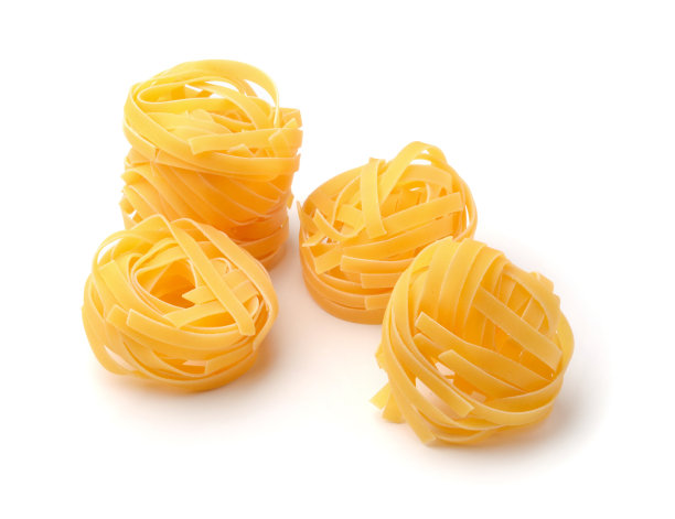 孤立在白色上的意大利面巢图片下载