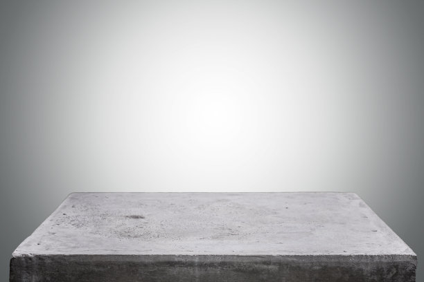 在混凝土梯度背景上空混凝土桌面，模板模拟显示您的产品。图片下载
