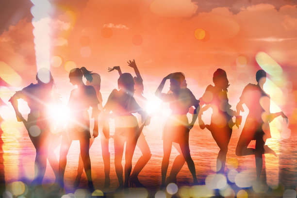 跳舞的姑娘在夕阳下剪影图片下载