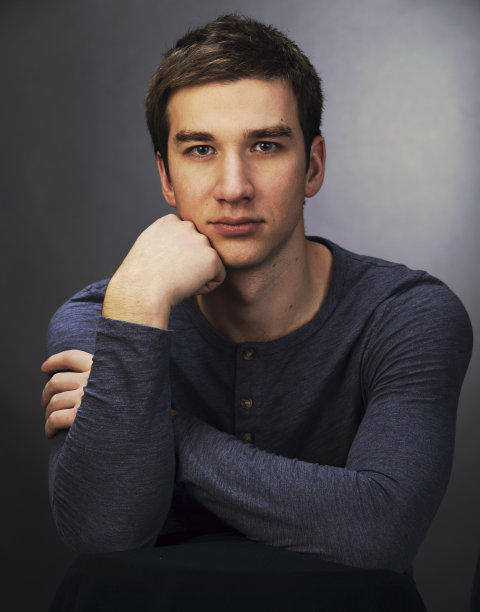 一个年轻英俊的男人的肖像图片下载