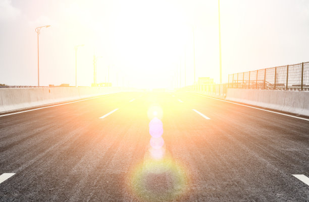 柏油路，中间有个大太阳图片下载