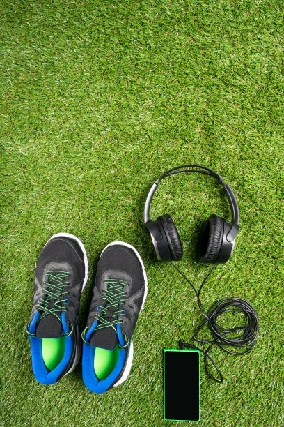 概念运动与音乐在绿色草地的背景图片下载