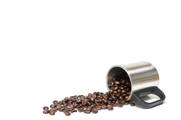 咖啡豆在不锈钢咖啡杯中被隔离在白色图片下载