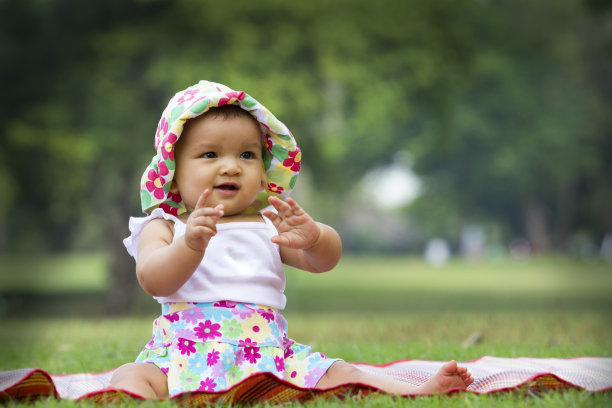 公园里美丽女婴的肖像图片下载