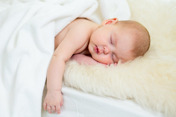 小女孩睡在毛皮床上图片下载